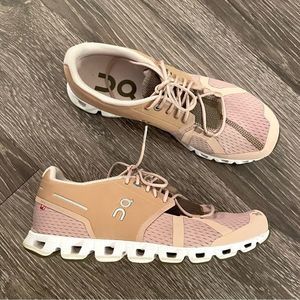 On running cloud shoes size 8 great condition